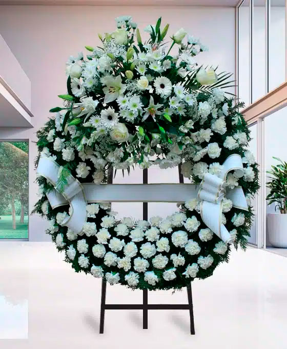 Corona Funeraria de claveles blancos para Tanatorio Virgen Del Socorro